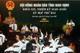 Các đại biểu HĐND tỉnh Nam Định biểu quyết thông qua các Nghị quyết về phát triển kinh tế - xã hội tại kỳ họp thứ 2, HĐND tỉnh Nam Định khóa XIX, nhiệm kỳ 2021-2026. (Ảnh: Văn Đạt/TTXVN)