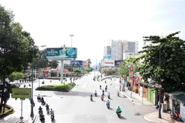 Ngã năm Hoàng Văn Thụ- Nguyễn Văn Trỗi (Quận Tân Bình) vắng vẻ hơn bình thường. (Ảnh: Xuân Khu/TTXVN)