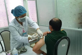 Tiêm vaccine phòng COVID-19 đợt 3 tại Trung tâm Kiểm soát bệnh tật tỉnh Trà Vinh. (Ảnh: Thanh Hòa/-TTXVN)