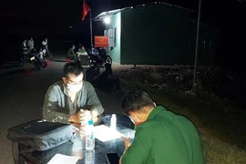 Đối tượng buôn lậu tại Tây Ninh bị cơ quan chức năng bắt giữ. (Ảnh: Thanh Tân/TTXVN)