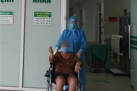 Bệnh nhân được chuyển tuyến cơ sở để theo dõi và điều trị bệnh lý nền ngày 30/7. (Ảnh: TTXVN phát)