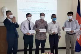 Đại sứ Vũ Quang Minh (bên trái) bàn giao kinh phí các cơ quan đại diện tại Campuchia và Hội Khmer-Việt Nam tại Campuchia. (Ảnh: Ngọc Long/TTXVN)