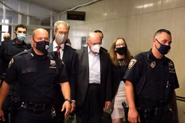 Ông Allen Weisselberg (giữa) tới Văn phòng tư pháp quận Mahattan. (Nguồn: nytimes.com)