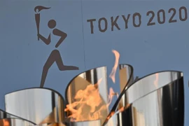 Biểu tượng ngọn đuốc Olympic Tokyo 2020 được trưng bày tại khu công viên thủy sinh Aquamarine Fukushima ở Iwaki, tỉnh Fukushima ngày 25/3/2020. (Ảnh: AFP/TTXVN)