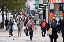 Người dân đeo khẩu trang phòng dịch COVID-19 tại London, Anh ngày 1/11/2020. (Ảnh: AFP/TTXVN)