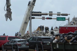 Hiện trường vụ sập chung cư ở Miami-Dade, Florida, Mỹ, ngày 7/7. (Ảnh: THX/ TTXVN)