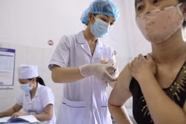 Nhân viên y tế tiêm thử nghiệm vaccine Nano Covax cho tình nguyện viên tại huyện Văn Lâm. (Ảnh: Minh Quyết/TTXVN)