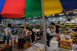 Người dân mua sắm tại một khu chợ ở Seoul, Hàn Quốc ngày 22/7/2020. (Ảnh: AFP/TTXVN)