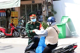 Cán bộ, chiến sỹ Bộ Tư lệnh Thành phố Hồ Chí Minh tham gia công tác kiểm soát thực hiện Chỉ thị 16 trên địa bàn Thành phố. (Ảnh: Xuân Khu/TTXVN)