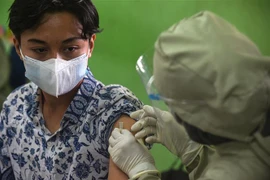 Nhân viên y tế tiêm vaccine phòng COVID-19 cho người dân tại Jakarta, Indonesia, ngày 1/7. (Ảnh: THX/ TTXVN)