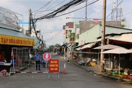 Chốt chặn tại lối ra, vào chợ Tân An. (Ảnh: Thanh Bình/TTXVN)