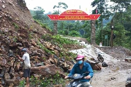 Mưa lớn gây sạt lở đất nhiều tuyến đường tỉnh lộ trên địa bàn huyện Xín Mần (Hà Giang). (Ảnh: Trọng Toan/TTXVN phát)