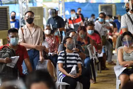 Người dân đợi tiêm vaccine ngừa COVID-19 tại Mandaluyong, ngoại ô Manila, Philippines, ngày 15/7/2021. (Ảnh: AFP/TTXVN)