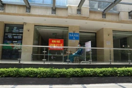 Lối vào Khu A - Toà nhà HELIOS Tower số 75 Tam Trinh, Hà Nội bị phong tỏa. (Ảnh: Hoàng Hiếu/TTXVN)
