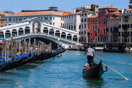 Khách du lịch đi thuyền gondola tại Venice, Italy, ngày 12/6/2020. (Ảnh: AFP/ TTXVN)