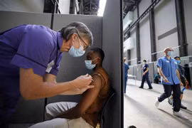Tiêm vaccine ngừa COVID-19 tại London, Anh. (Ảnh: AFP/TTXVN)