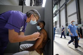 Tiêm vaccine ngừa COVID-19 tại London, Anh. (Ảnh: AFP/TTXVN)