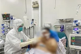 BN11630 đã tỉnh táo, vận động được tại giường, ăn uống qua miệng. (Ảnh: TTXVN phát)