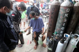 Người Indonesia chật vật tìm oxy giữa đại dịch COVID-19