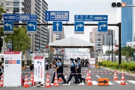 Quang cảnh bên ngoài một lối vào làng Olympic ở Tokyo (Nhật Bản) ngày 13/7, nơi các vận động viên cư trú, luyện tập trong thời gian diễn ra Olympics Tokyo 2020 (khai mạc ngày 23/7). (Ảnh: AFP/TTXVN)