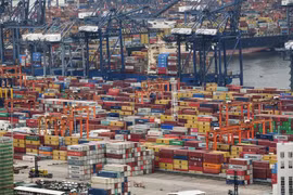 Container hàng hóa được xếp tại cảng ở Thâm Quyến, tỉnh Quảng Đông, Trung Quốc, ngày 22/6. (Ảnh: AFP/ TTXVN)