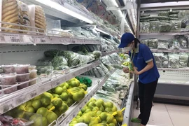 Nhân viên kênh bán lẻ hiện đại tại Thành phố Hồ Chí Minh soạn hàng cho đơn hàng online. (Ảnh: Mỹ Phương/TTXVN)