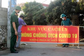 Lực lượng chức năng của tỉnh Hà Nam tiến hành lập chốt phong tỏa thôn 4, xã Thi Sơn, huyện Kim Bảng. (Ảnh: Nguyễn Chinh/TTXVN)