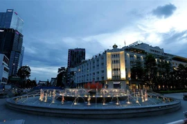 Nhiều tuyến phố ở trung tâm Tp. Hồ Chí Minh vắng bóng người trước giờ thực hiện giãn cách xã hội theo Chỉ thị 16. (Ảnh: TTXVN)