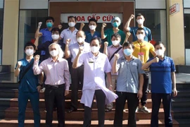 Đoàn y bác sỹ, điều dưỡng Bệnh viện Chỉnh hình và phục hồi chức năng Tp.Hồ Chí Minh được điều động đến Trung tâm Điều dưỡng Người bệnh tâm thần Thủ Đức để điều trị cho các bệnh nhân mắc COVID-19 tại đây. (Ảnh: TTXVN phát)