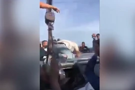 Tài xế vái lạy cảm ơn sau khi được cứu khỏi xe bị đè bẹp