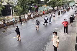 Người dân Thành phố Hồ Chí Minh đổ về siêu thị khi hàng hóa ở các chợ tăng giá. (Ảnh: Mỹ Phương/TTXVN)