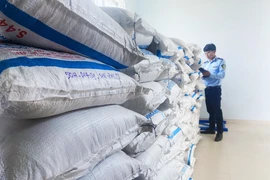 Lực lượng Quản lý Thị trường tỉnh Phú Yên kiểm tra đường kính trắng nghi gian lận thời hạn sử dụng. (Ảnh: qltt)