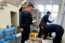 Lực lượng chức năng phát hiện nhiều mỹ phẩm có dấu hiệu nhập lậu. (Ảnh: PV/Vietnam+)