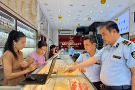 Lực Lượng Quản lý Thị trường kiểm tra cửa hàng kinh doanh vàng tại Hà Nội. (Ảnh: PV/Vietnam+)