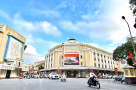 Bách Hóa Tổng hợp Hà Nội (nay là Tràng Tiền Plazza) đã in đậm trong lòng người dân Hà Nội. (Ảnh: Xuân Quảng/Vietnam+)