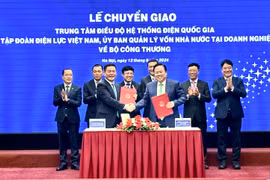 Lễ ký kết biên bản bàn giao giữa Ủy ban Quản lý vốn nhà nước tại doanh nghiệp và Bộ Công Thương. (Ảnh: Đức Duy/Vietnam+)