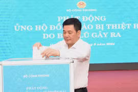 Bộ trưởng Nguyễn Hồng Diên ủng hộ đồng bào bị thiệt hại do bão, lũ gây ra. (Ảnh: PV/Vietnam+)
