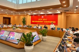 Ông Lê Trung Hiếu, Phó Giám đốc Sở Kế hoạch và Đầu tư Hà Nội thông tin tại họp báo do Ủy ban Nhân dân thành phố Hà Nội tổ chức chiều 26/6. (Ảnh: Xuân Quảng/Vietnam+)