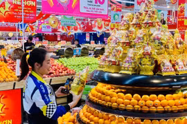 Người dân mua sắm hàng Tết tại siêu thị. (Ảnh: PV/Vietnam+)