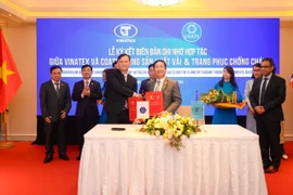 Lãnh đạo Vinatex và tập đoàn COATS ký hợp tác sản xuất vải, trang phục chống cháy. (Ảnh: Đức Duy/Vietnam+)