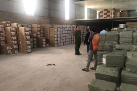 Lực lượng chức năng tỉnh Long An kiểm tra kho hàng có dấu hiệu vi phạm. (Ảnh: PV/Vietnam+)