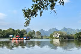 Giá vé thắng cảnh chùa Hương áp dụng mức mới từ tháng 1/2024. (Ảnh: Xuân Quảng/Vietnam+)