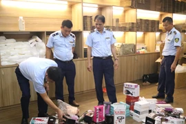 Lực lượng liên ngành tỉnh Thái Nguyên kiểm tra hàng hóa tại hộ kinh doanh P.T.T tại phường Quang Trung. (Ảnh: PV/Vietnam+)