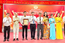 Bộ trưởng Nguyễn Hồng Diên cùng Phó Chủ tịch thường trực Hội Nhà báo Việt Nam Nguyễn Đức Lợi trao giải đặc biệt cho nhóm tác giả Báo Công Thương Cuộc thi chính luận về bảo vệ nền tảng tư tưởng của Đảng ngành Công Thương. (Ảnh: Đức Duy/Vietnam+)