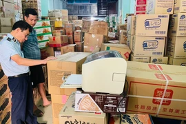 Liên ngành huyện Hoài Đức kiểm tra 1 cơ sở tại xã La Phù. (Ảnh: PV/Vietnam+) 