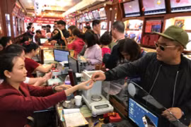 Khách hàng giao dịch vàng. (Ảnh: Đức Duy/Vietnam+)