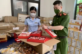 Lực lượng liên ngành kiểm tra về an toàn thực phẩm. (Ảnh: PV/Vietnam+)