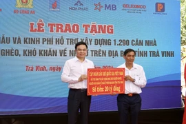 Ông Lê Mạnh Hùng, Chủ tịch Hội đồng thành viên Petrovietnam đại diện cho người lao động Dầu khí trao tặng 20 tỷ đồng xây dựng 400 căn nhà cho người nghèo trên địa bàn tỉnh Trà Vinh. (Ảnh: PV/Vietnam+)