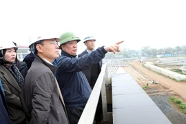Bí thư Thành ủy Hà Nội Đinh Tiến Dũng kiểm tra Gói thầu số 1 Nhà máy xử lý nước thải Yên Xá, xã Thanh Liệt, huyện Thanh Trì. (Ảnh: PV/Vietnam+) 