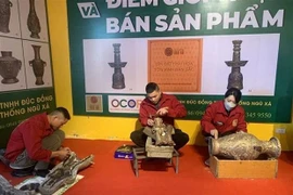 Sản phẩm của làng nghề đúc đồng Ngũ Xã. (Ảnh: Phương Anh/TTXVN).